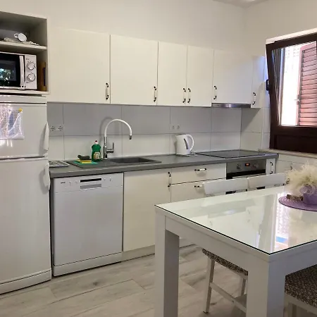 Dennis Guest house 3*
