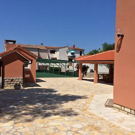 Guest house Dennis 3*