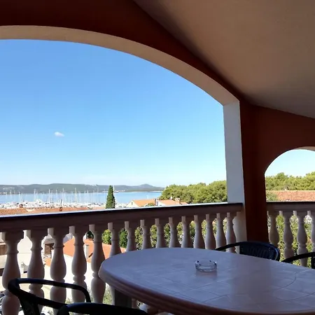 Dennis 3* Biograd na Moru