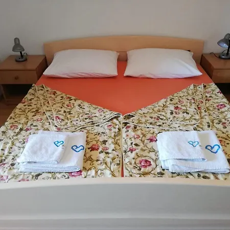 Dennis Guest house